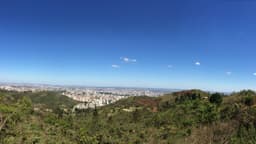 Imagem de arquivo: panorâmica da vegetação da Serra do Curral, com a mancha urbana de Belo Horizonte ao fundo, em dia de céu azul