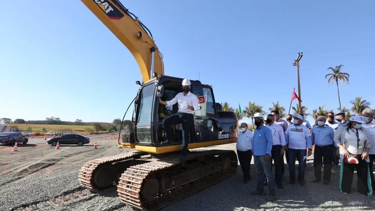 Visita técnica a canteiro de obras rodoviárias, com trabalhadores de capacete