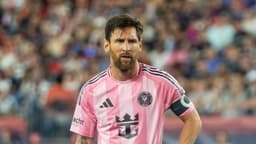 Lionel Messi em campo com o uniforme do Inter Miami, em jogo de 2025
