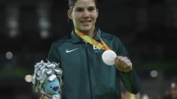 Alana Maldonado sorri com medalha de prata no pescoço e mascote dos Jogos Rio 2016 nas mãos