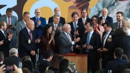 Lula assina ato oficial ao lado de autoridade em cerimônia no Planalto (foto de arquivo)