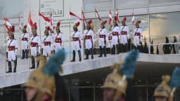 Guardas do 1º Regimento de Cavalaria de Guardas, os Dragões da Independência, perfilados com farda de gala em cerimônia no Palácio do Planalto