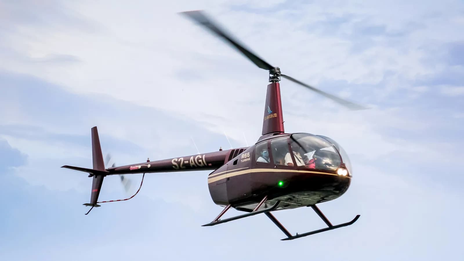 Helicóptero Robinson R66 Turbine em voo sobre área rural, imagem de arquivo do mesmo modelo apreendido em Roraima