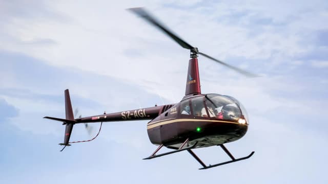 Helicóptero Robinson R66 Turbine em voo sobre área rural, imagem de arquivo do mesmo modelo apreendido em Roraima