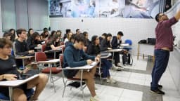 Sala de aula com estudantes durante uma prova ou aula, foto de arquivo ilustrativa