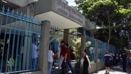 Candidatos em fila entram em escola para realizar prova de concurso público, foto de arquivo ilustrativa