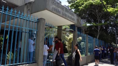 Candidatos em fila entram em escola para realizar prova de concurso público, foto de arquivo ilustrativa