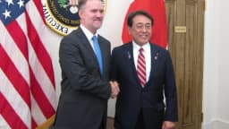O representante comercial dos EUA, Jamieson Greer, cumprimenta autoridade japonesa em encontro anterior, sem relação direta com as tratativas com o Brasil