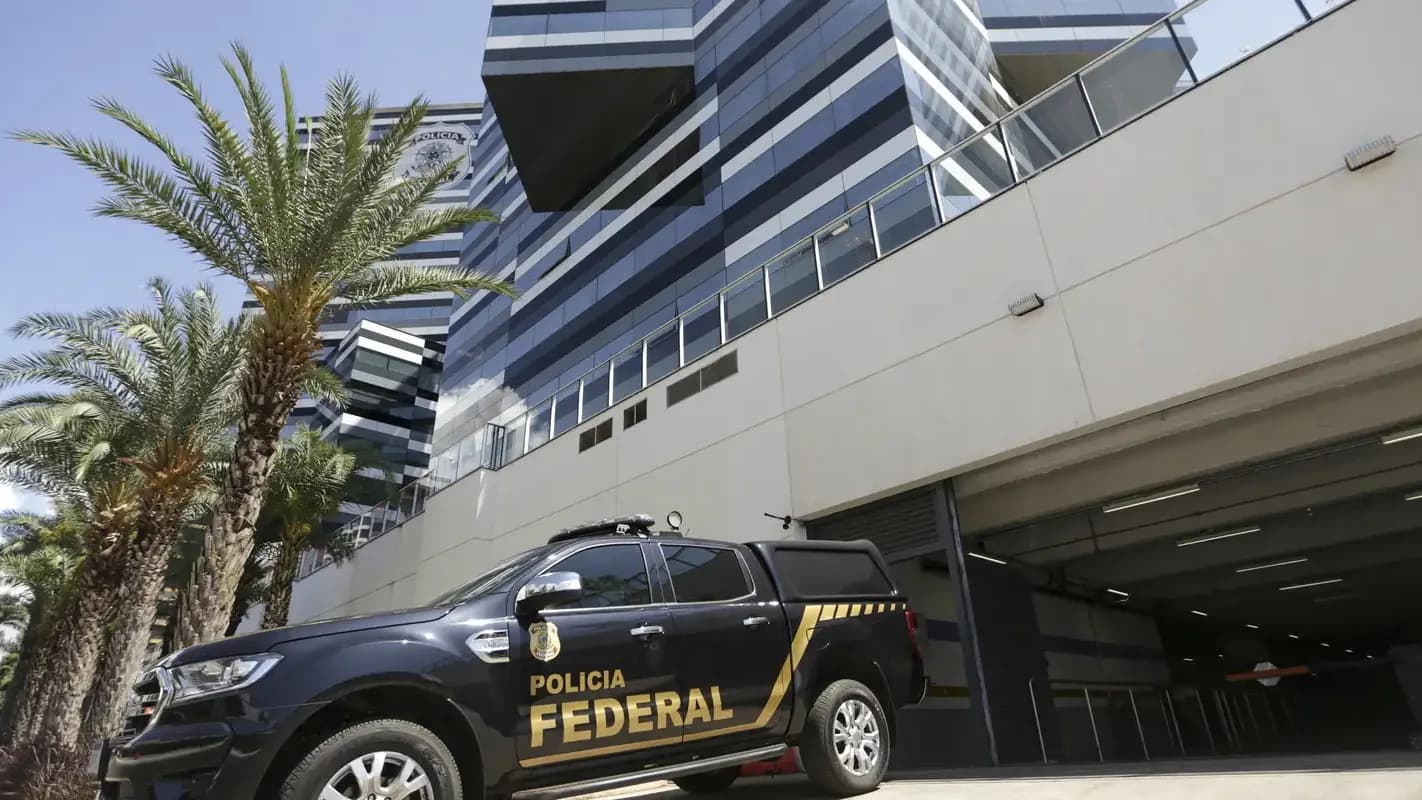 Viatura da Polícia Federal em operação ligada ao caso Banco Master
