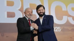 Lula e o presidente chileno Gabriel Boric se cumprimentam em cúpula do Brics