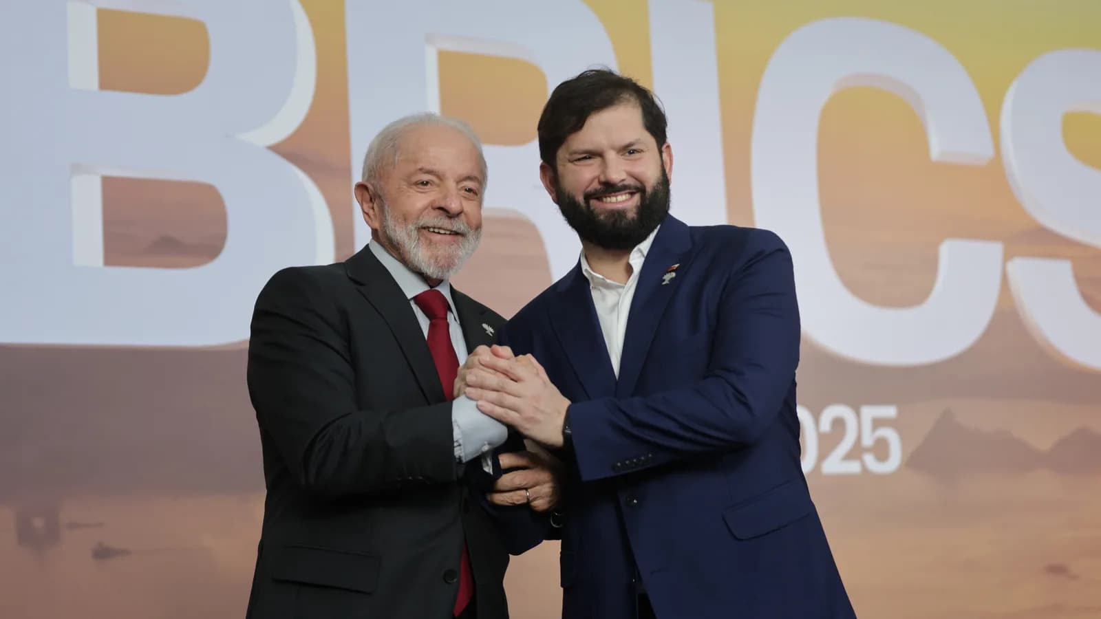 Lula e o presidente chileno Gabriel Boric se cumprimentam em cúpula do Brics