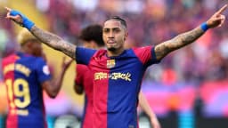 Raphinha comemora gol com a camisa do Barcelona, de braços abertos
