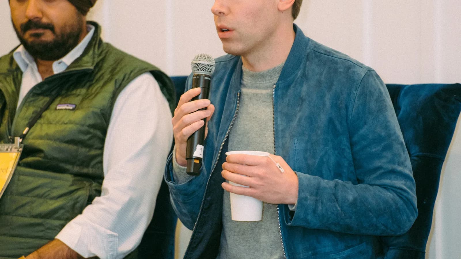 Sam Altman, CEO da OpenAI, falando ao microfone em foto de arquivo