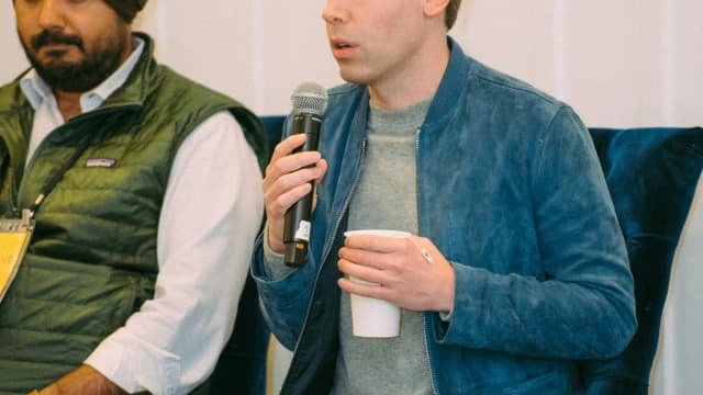 Sam Altman, CEO da OpenAI, falando ao microfone em foto de arquivo