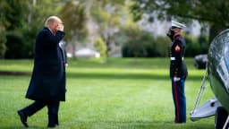 Donald Trump caminha em gramado da Casa Branca em direção a helicóptero, acompanhado por fuzileiro naval
