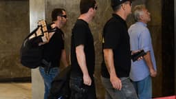 Agentes da Polícia Federal carregam material apreendido em ação da corporação, imagem de arquivo ilustrativa