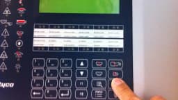 Mão aciona painel de controle de sistema em data center
