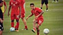 Philippe Coutinho, ao centro, participa de aquecimento pelo Liverpool em 2014; foto de arquivo, anterior à negociação com o Santos.