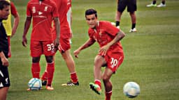 Philippe Coutinho, ao centro, participa de aquecimento pelo Liverpool em 2014; foto de arquivo, anterior à negociação com o Santos.