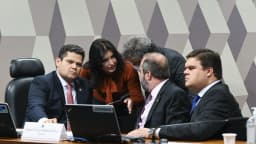 Davi Alcolumbre participa de reunião de comissão no Senado, ao lado de outros parlamentares