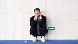 Senador Cleitinho Azevedo ao telefone em corredor do Senado, em foto de arquivo