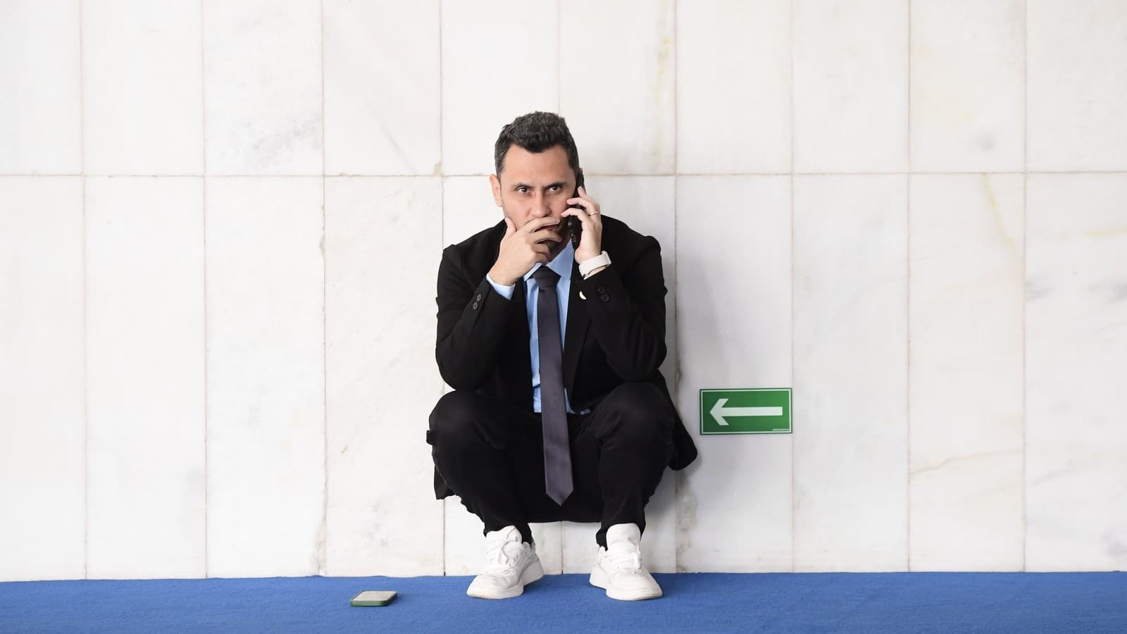 Senador Cleitinho Azevedo ao telefone em corredor do Senado, em foto de arquivo