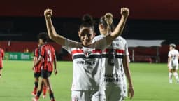 Jogadora do São Paulo comemora gol em partida do Brasileirão Feminino