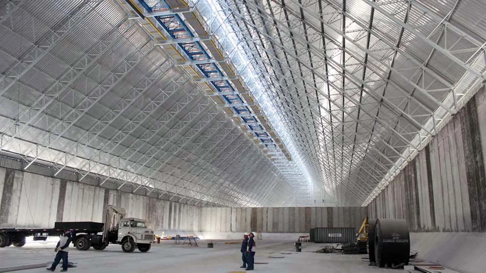 Galpão de armazenamento de commodities agrícolas para exportação no porto de Santos