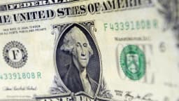 Nota de um dólar americano em close, mostrando o retrato de George Washington