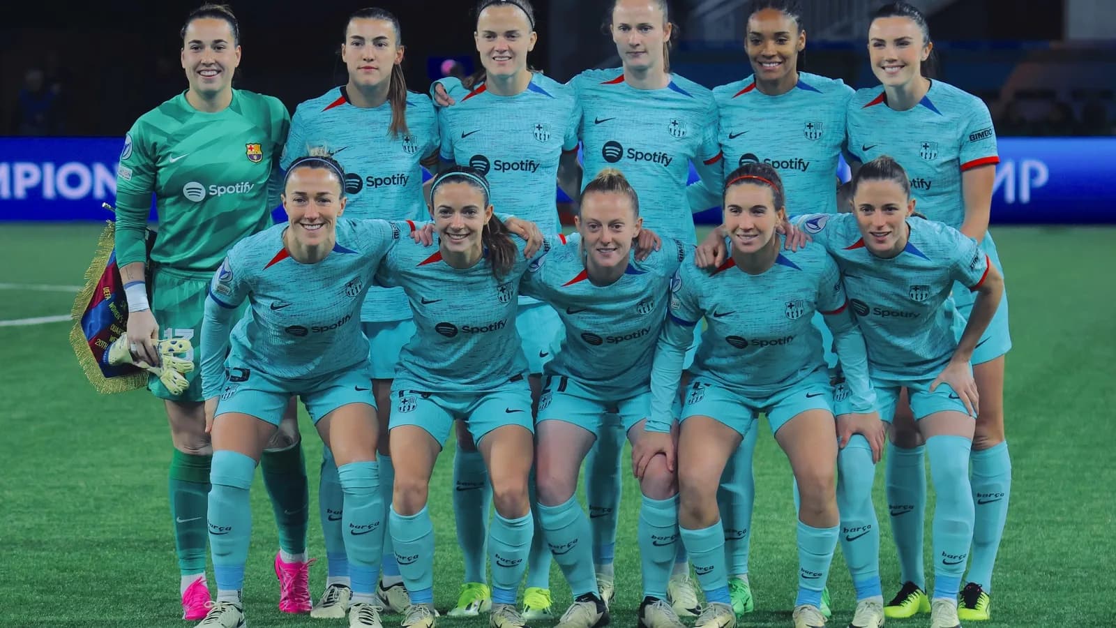 Elenco do time feminino do Barcelona posa para foto em campo antes de partida