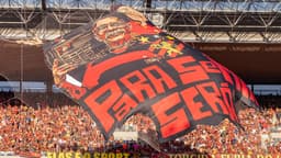 Torcida do Sport lota a arquibancada e ergue um gigantesco bandeirão vermelho e preto em jogo anterior do clube, foto de arquivo