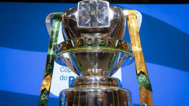 Troféu da Copa do Brasil em exibição, com fitas verde e amarela