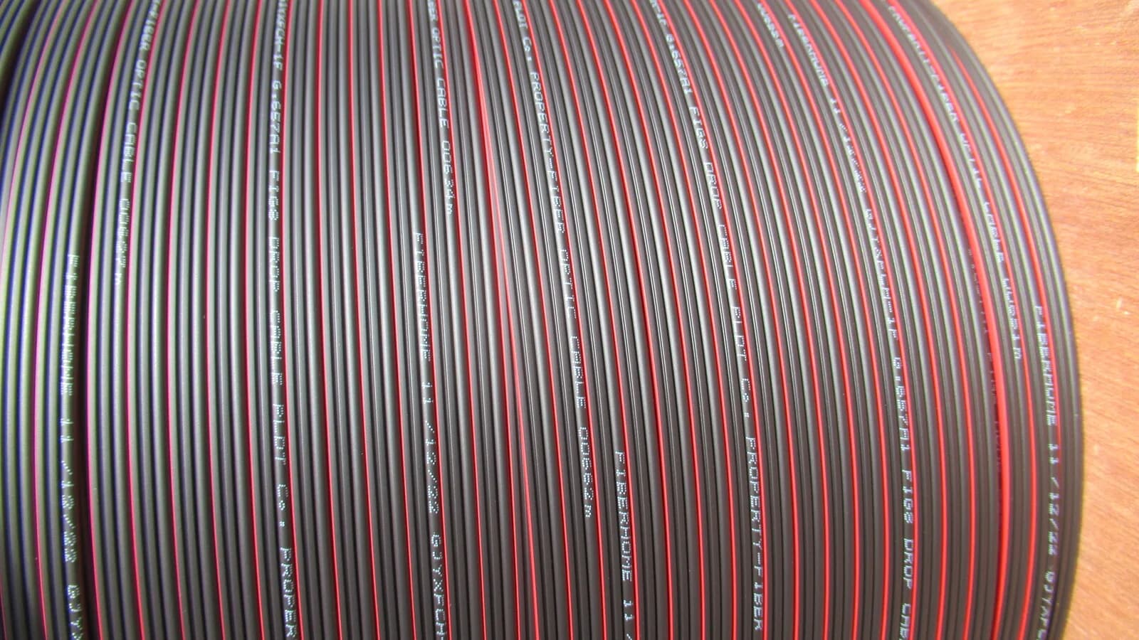 Rolo de cabos de fibra óptica usados em redes de internet