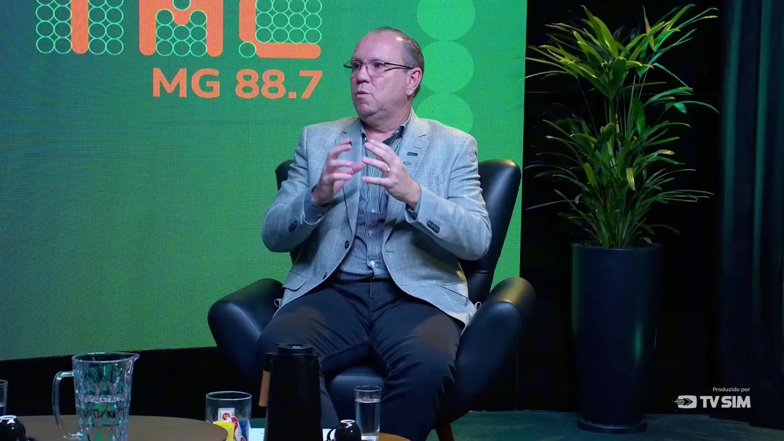 Marcelo Souza e Silva, presidente da CDL-BH, junta as pontas dos dedos em gesto de explicação durante entrevista