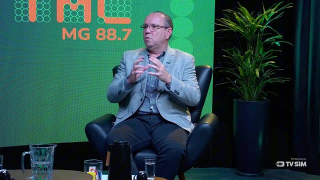 Marcelo Souza e Silva, presidente da CDL-BH, junta as pontas dos dedos em gesto de explicação durante entrevista