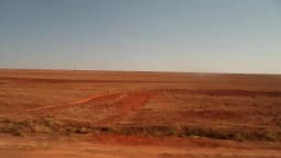 Campo de terra vermelha preparado para o plantio de soja em Mato Grosso do Sul
