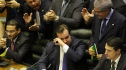 Deputados reagem durante votação no plenário da Câmara dos Deputados