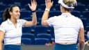 Luisa Stefani e Gabriela Dabrowski comemoram vitória em quadra no WTA 1000 de Pequim