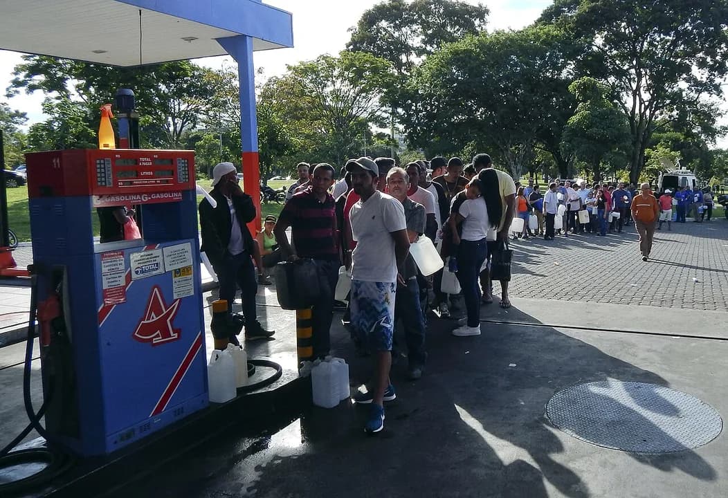 Posto JarJour SQN 206 - População forma fila para abastecer em consequência da greve dos caminhoneiros. 
 
Foto: Jonas Pereira/Agência Senado