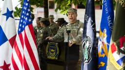 Militar dos Estados Unidos discursa em cerimônia no Panamá, com bandeiras dos EUA e do Panamá ao fundo