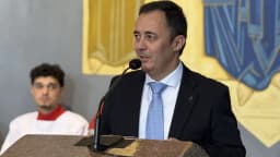 Irmão Rogério Mateucci discursa ao microfone em cerimônia da PUC-PR