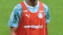 Arthur, lateral-esquerdo do Palmeiras, em campo durante partida contra o Jacuipense pela Copa do Brasil
