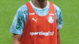 Arthur, lateral-esquerdo do Palmeiras, em campo durante partida contra o Jacuipense pela Copa do Brasil