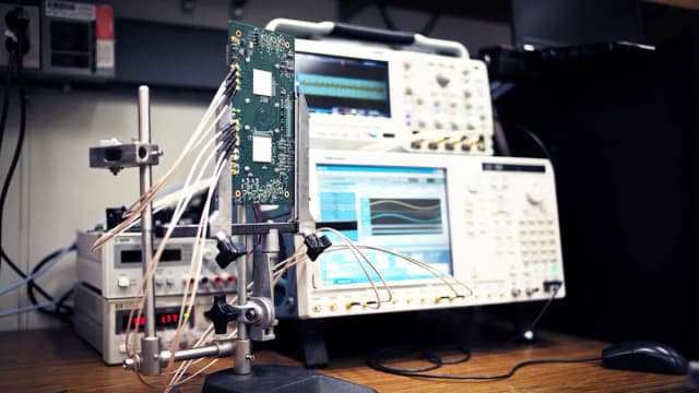 Equipamento de pesquisa em hardware e inteligência artificial em laboratório