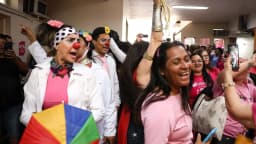 Pessoas comemoram o fim de tratamento oncológico em evento do Outubro Rosa