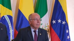 O ministro das Relações Exteriores, Mauro Vieira, em cerimônia diplomática com bandeiras de países latino-americanos ao fundo (foto de arquivo)