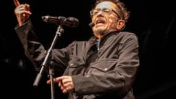Tom Zé se apresenta ao vivo em show