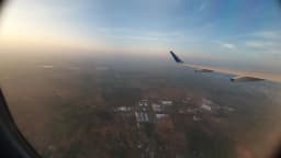 Vista pela janela de um avião mostra a asa durante voo
