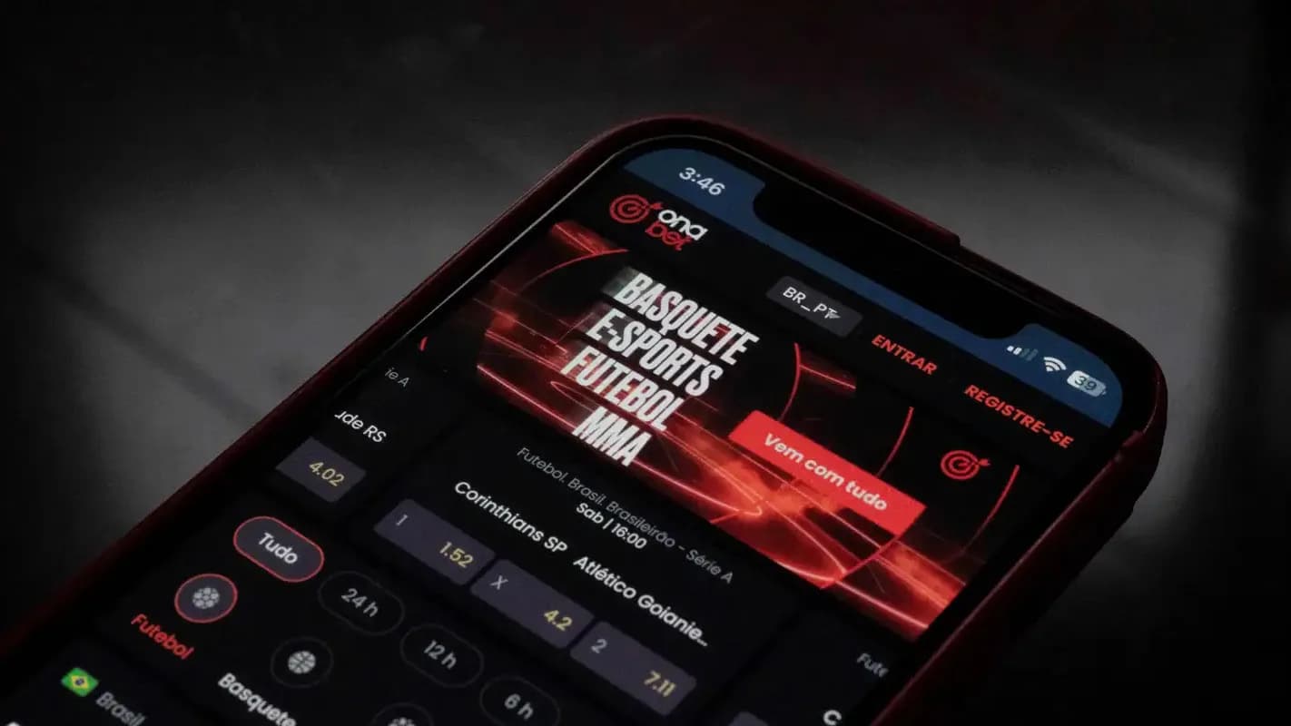 Celular exibindo tela de aplicativo de apostas esportivas online