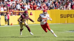 Travis Kelce corre com a bola em jogo do Kansas City Chiefs, em foto de arquivo